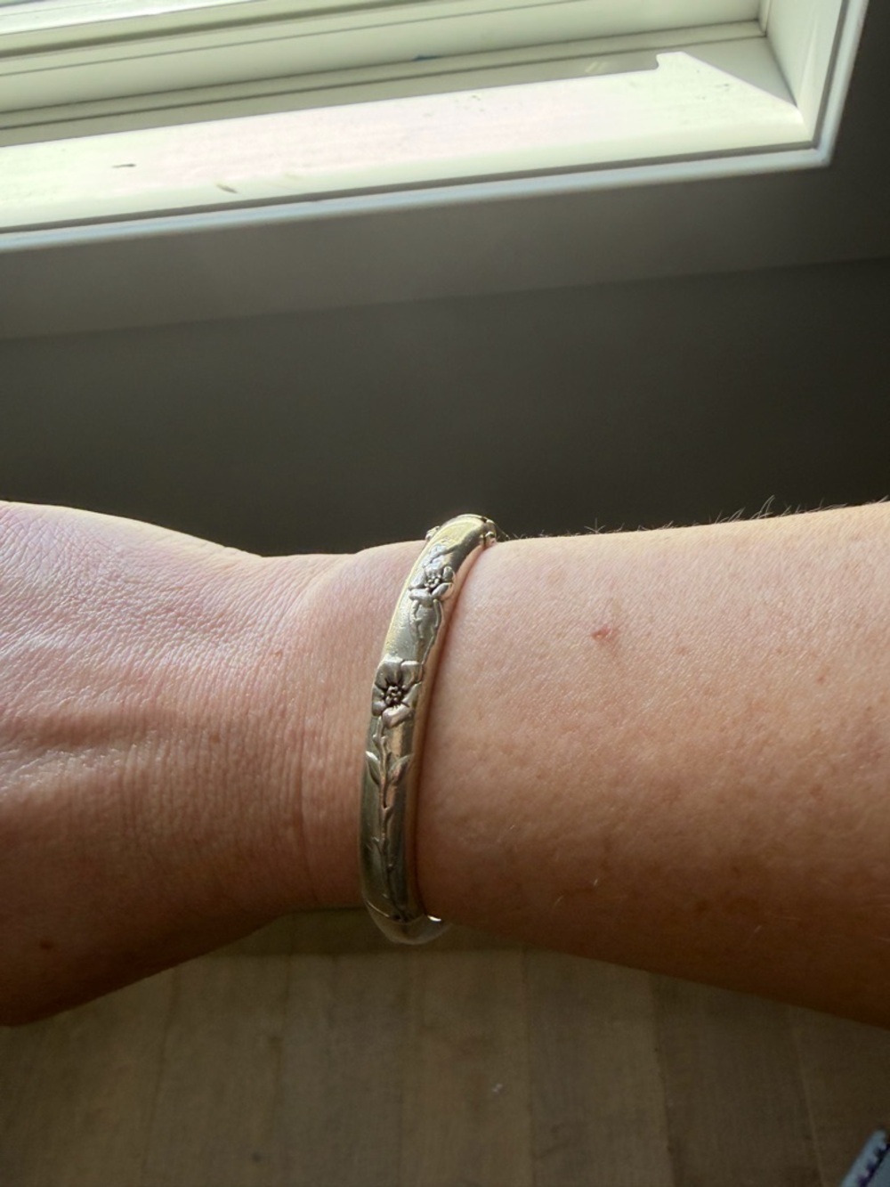 Vintage Tiffany & Co. Silver Floral Relief Bangle Bracelet size 6.5 - Picture 6 of 7